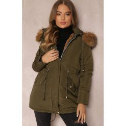 Ciemnozielona Kurtka Parka z Futrzanym Kapturem Amplias. Zielone kurtki Renee, na zimę, l, z aplikacjami, z futra, klasyczne. W wyprzedaży za 293.99 zł.