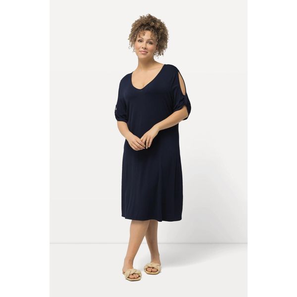 Damskie Sukienka plażowa z dżerseju dekolt w serek ozdobne tasiemki rękaw 1/2. Niebieskie sukienki Ulla Popken, na plażę, plus size, bez wzorów, z dżerseju, sportowe, bez kołnierzyka, plus size, bez ramiączek, sportowe. Za 239.99 zł.