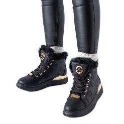 Czarne ocieplane wysokie sneakersy Pielungo. Czarne botki bez wzorów, z gumy, eleganckie, bez obcasa, bez zapięcia. Za 161.54 zł.
