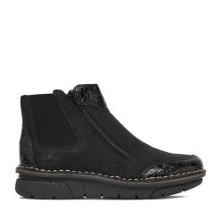 Botki Rieker. Czarne botki Rieker, bez wzorów, bez obcasa, na płaskiej podeszwie, bez zapięcia. Za 349.99 zł.