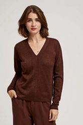 Sweter z metaliczną nitką i dekoltem w serek brązowy. Brązowe swetry MOODO, l, bez wzorów, bez ramiączek. W wyprzedaży za 47.99 zł.