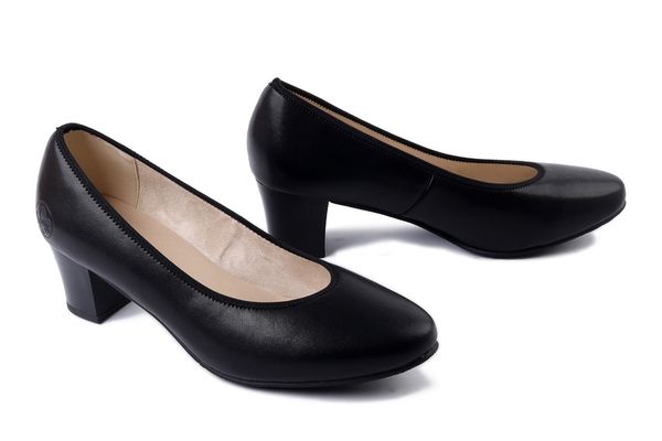 RIEKER 44650-04 black, czółenka damskie. Czarne czółenka Rieker, bez wzorów, bez obcasa, na obcasie, bez zapięcia. Za 271.92 zł.