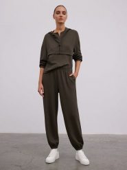 BGN Spodnie w kolorze khaki rozmiar: 34. Brązowe spodnie materiałowe BGN, bez wzorów, z materiału. Za 95.92 zł.