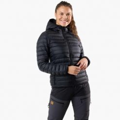 Kurtka outdoor hiking damska Swedemount Lofoten Hood Jacket wodoodporna. Czarne kurtki SWEDEMOUNT, bez wzorów, z tkaniny, sportowe, bez kaptura. W wyprzedaży za 449.99 zł.