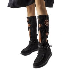 Inna Czarne kozaki w stylu boho Putignano. Czarne kozaki na zimę, bez wzorów, z tworzywa sztucznego, boho, z okrągłym noskiem, bez obcasa, na koturnie, bez zapięcia. Za 74.48 zł.