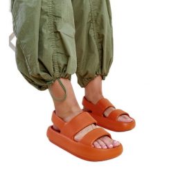 Pomarańczowe sandały Attiana. Brązowe sandały bez wzorów, z tworzywa sztucznego, eleganckie, bez obcasa, bez zapięcia. Za 74.48 zł.