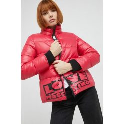 Love Moschino kurtka damska kolor czerwony zimowa. Czerwone kurtki Love Moschino, na zimę, bez wzorów, z syntetyku, bez kaptura. Za 1,529.90 zł.