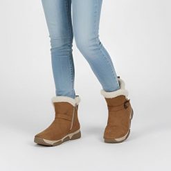 Śniegowce damskie Rieker, futerko na solidnej podeszwie i zapinane na suwak, brązowe, 45966-20. Brązowe botki Rieker, bez wzorów, z futra, eleganckie, bez obcasa, bez zapięcia. Za 299.00 zł.