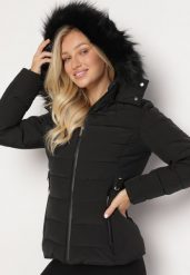 Czarna Pikowana Kurtka o Taliowanym Kroju z Kapturem i Futerkiem Saginia. Czarne kurtki Born2be, l, bez wzorów, z futra, eleganckie, z kapturem. Za 209.99 zł.