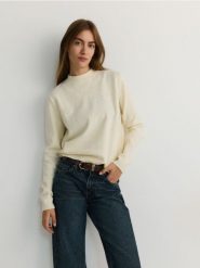 Sweter z perełkami - kremowy. Białe swetry Reserved, l, bez wzorów, z dzianiny, bez ramiączek. W wyprzedaży za 39.99 zł.