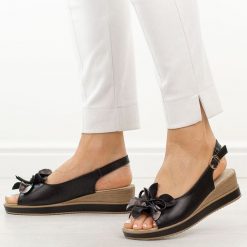 Czarne skórzane sandały damskie na koturnie T.Sokolski L26-679. Czarne sandały Sokolski, z aplikacjami, ze skóry, casualowe, bez obcasa, na koturnie, bez zapięcia. Za 219.00 zł.