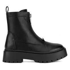 Botki DeeZee. Czarne botki DeeZee, bez wzorów, bez obcasa, na płaskiej podeszwie, bez zapięcia. Za 139.99 zł.
