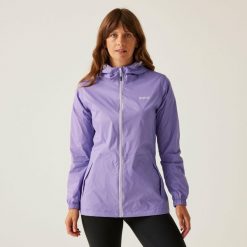 Kurtka trekkingowa damska Pack It Jacket III kieszonkowa przeciwdeszczowa. Czerwone kurtki przeciwdeszczowe Regatta, bez wzorów, z softshellu, bez kaptura, trekkingowe. Za 129.99 zł.