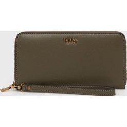 Guess portfel damski kolor zielony. Zielone portfele Guess, z aplikacjami, z materiału. Za 279.99 zł.