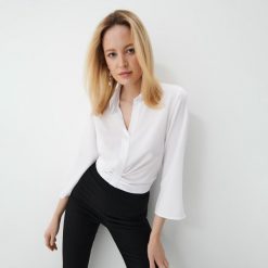 Biała koszula o krótkim kroju - Biały. Białe koszule Mohito, bez wzorów, bez kołnierzyka, bez ramiączek. Za 99.99 zł.