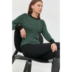 Guess sweter damski kolor bordowy lekki. Czerwone swetry Guess, l, z aplikacjami, z dzianiny, bez ramiączek. Za 419.99 zł.