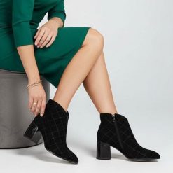 Botki damskie S. Barski, skórzane na obcasie z cholewką we wzory, czarne, MR52-132. Czarne botki S.BARSKI, bez wzorów, glamour, bez obcasa, na obcasie, bez zapięcia. Za 309.00 zł.