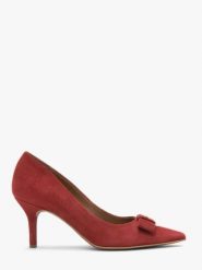 Czerwone welurowe czółenka z ozdobą. Czerwone czółenka Ryłko, z aplikacjami, ze skóry, eleganckie, bez obcasa, na szpilce, bez zapięcia. Za 379.99 zł.