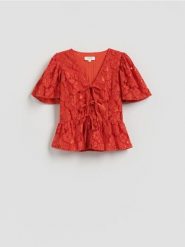 Bluzka z koronką - intenstywna czerwień. Czerwone bluzki Reserved, l, bez wzorów, z bawełny, bez kołnierzyka, bez ramiączek. Za 179.99 zł.