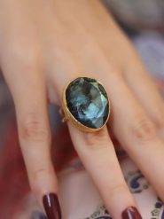 Pierres delicates Pozłacany pierścionek z labradorytem rozmiar: onesize. Niebieskie pierścionki Pierres delicates, z labradorytem, pozłacane. Za 74.46 zł.