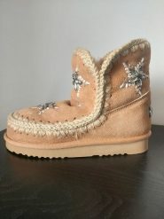 Mou Skórzane botki zimowe w kolorze beżowym rozmiar: 38. Brązowe botki Mou, bez wzorów, z wełny, bez obcasa, bez zapięcia. Za 761.99 zł.