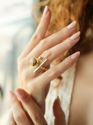 L'Atelier de Gaia Pozłacany pierścionek z tygrysim okiem rozmiar: onesize. Brązowe pierścionki L'Atelier de Gaia, pozłacane. Za 87.40 zł.