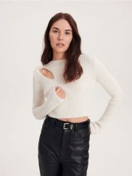 Sweter z ozdobnym wycięciem - kremowy. Białe swetry Reserved, l, bez wzorów, z dzianiny, bez ramiączek. W wyprzedaży za 39.99 zł.