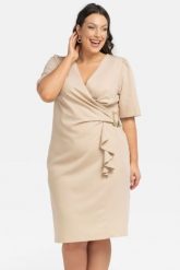 Sukienka na komunie elegancka z falbanką i ozdobną klamerką, kopertowy dekolt MARGA beż. Sukienki KARKO, do pracy, plus size, bez wzorów, z elastanu, biznesowe, bez kołnierzyka, plus size, bez ramiączek, kopertowe. Za 189.50 zł.