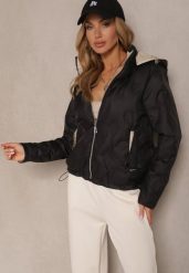 Czarna Dwustronna Kurtka z Pikowanymi Przeszyciami i Odpinanym Kapturem Zelirelle. Czarne kurtki Renee, l, bez wzorów, z jeansu, eleganckie. Za 189.99 zł.