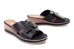 RIEKER REMONTE D6456-00 black, klapki damskie. Czarne klapki Rieker Remonte, bez wzorów, ze skóry, bez obcasa, na koturnie, bez zapięcia. Za 237.93 zł.