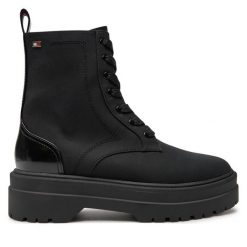 Trapery Tommy Hilfiger. Czarne traperki Tommy Hilfiger, bez wzorów, bez obcasa, bez zapięcia. Za 799.99 zł.