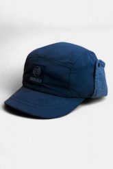 Czapka typu „trapper” dla dorosłych, unisex, z podszewką z polaru – kruczoczarna. Czarne czapki z daszkiem AFTER ESSENTIALS, na zimę, z aplikacjami, z polaru, militarne. Za 88.50 zł.