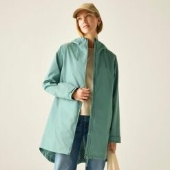 Damska kurtka wodoodporna z kapturem Brianka Longline. Zielone kurtki Regatta, bez wzorów, z materiału, z kapturem. Za 499.99 zł.