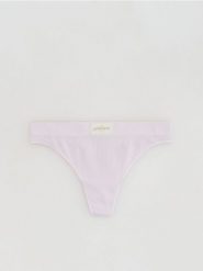 Majtki stringi - lawendowy. Fioletowe stringi Reserved, bez wzorów, z dzianiny. Za 29.99 zł.