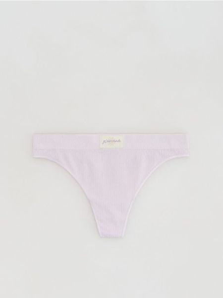 Majtki stringi - lawendowy. Fioletowe stringi Reserved, bez wzorów, z dzianiny. Za 29.99 zł.