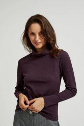 Prążkowany golf z długimi rękawami fioletowy. Fioletowe swetry MOODO, l, bez wzorów, z bawełny, bez ramiączek. W wyprzedaży za 29.99 zł.