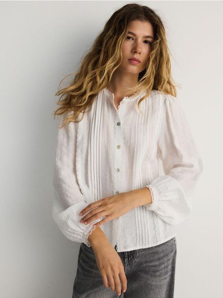 Koszula z koronką - biały. Białe koszule Reserved, l, bez wzorów, z koronki, bez kołnierzyka, bez ramiączek. W wyprzedaży za 89.99 zł.