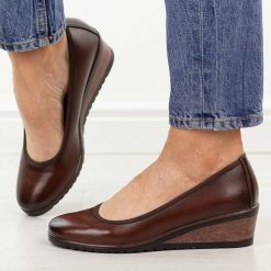 Brązowe czółenka damskie na koturnie Vinceza 58628. Brązowe czółenka VINCEZA, na jesień, bez wzorów, z jeansu, biznesowe, z okrągłym noskiem, bez obcasa, na koturnie, bez zapięcia. W wyprzedaży za 148.72 zł.