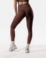 Damskie legginsy modelujące z wysokim stanem na fitness – czekoladowy. Brązowe legginsy AESTHETIC WOLF, bez wzorów, z dzianiny, długie. Za 269.99 zł.
