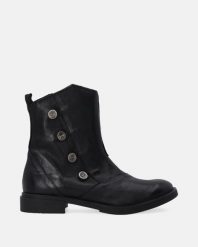 CZARNE BOTKI Z DEKORACYJNYMI GUZIKAMI F015LEBLOBB040. Czarne botki Venezia, bez wzorów, ze skóry, bez obcasa, bez zapięcia. Za 689.00 zł.