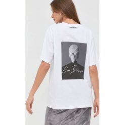Karl Lagerfeld t-shirt bawełniany Karl Lagerfeld x Cara Delevingne kolor biały. Białe t-shirty KARL LAGERFELD, s, bez wzorów, z bawełny, bez kołnierzyka, bez ramiączek. W wyprzedaży za 299.99 zł.