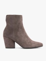 Brązowe welurowe botki na słupku. Brązowe botki Ryłko, bez wzorów, ze skóry, eleganckie, bez obcasa, na obcasie, bez zapięcia. Za 479.99 zł.