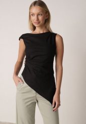 Czarna Bawełniana Bluzka o Asymetrycznym Marszczonym Kroju z Aplikacją Omphasia. Czarne bluzki Born2be, m, z aplikacjami, z bawełny, eleganckie, z asymetrycznym kołnierzem, bez ramiączek. Za 99.99 zł.