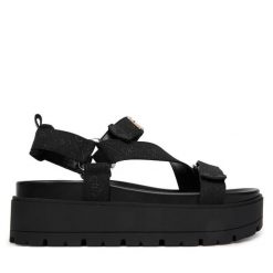 Sandały Guess. Czarne sandały Guess, z aplikacjami, bez obcasa, na płaskiej podeszwie, bez zapięcia. Za 529.99 zł.