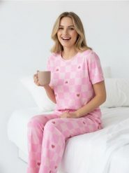 Dwuczęściowa piżama w szachownicę z motywem serc - różowy. Czerwone piżamy Sinsay, l, bez wzorów, bez kołnierzyka, bez ramiączek. Za 49.99 zł.