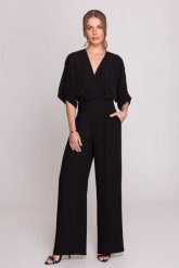 Elegancki kombinezon damski z kopertowym dekoltem czarny. Czarne kombinezony Stylove, m, bez wzorów, eleganckie, bez kołnierzyka, bez ramiączek, krótkie. Za 519.00 zł.