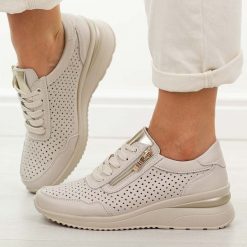 Beżowe skórzane ażurowe półbuty damskie Vinceza 95402. Białe półbuty wsuwane VINCEZA, na lato, w ażurowe wzory, z jeansu, biznesowe, z okrągłym noskiem, bez obcasa, na koturnie. W wyprzedaży za 215.10 zł.