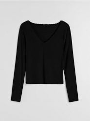 Bluzka z długim rękawem i koronką przy dekolcie - czarny. Czarne bluzki Sinsay, l, bez wzorów, z koronki, bez kołnierzyka, bez ramiączek. Za 25.99 zł.