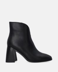 ELEGANCKIE CZARNE BOTKI NA OBCASIE G046LEBLOBB006. Czarne botki Venezia, bez wzorów, ze skóry, eleganckie, bez obcasa, na obcasie, bez zapięcia. Za 359.00 zł.