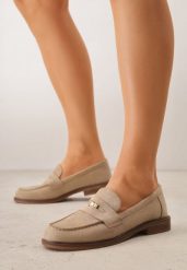 Beżowe Mokasyny VICES ze Skórzaną Wkładką i Metaliczną Ozdobą Sereisana. Brązowe mokasyny Renee, z aplikacjami, z materiału, z okrągłym noskiem. Za 89.99 zł.